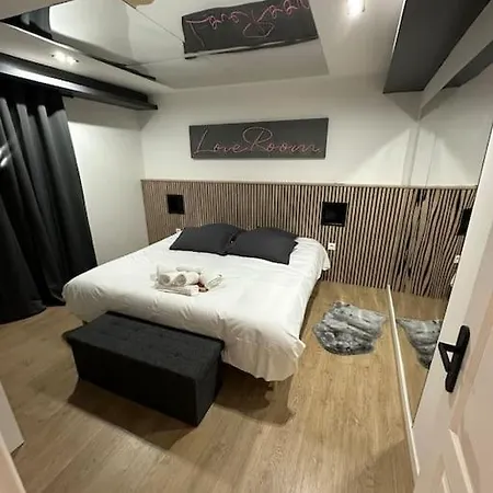 50 Nuances De Rouge Apartment