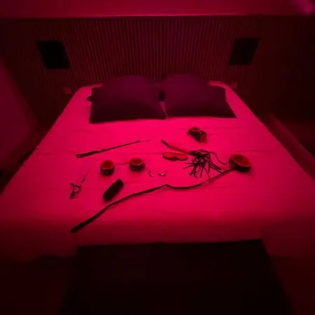 Apartment 50 Nuances De Rouge